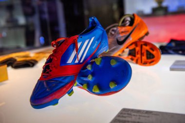 BARCELONA, İspanya - 28 Mayıs 2016: Nou Kampı 'ndaki FC Barcelona Müzesi. Müze 3,500 metrekarelik bir alanı kaplıyor ve yılda 1,2 milyon ziyaretçi çekiyor..