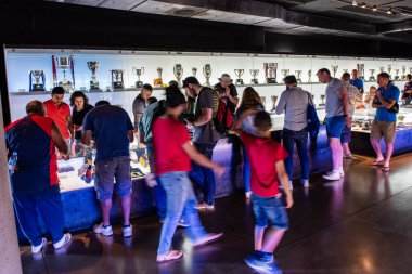 BARCELONA, İspanya - 28 Mayıs 2016: Nou Kampı 'ndaki FC Barcelona Müzesi. Müze 3,500 metrekarelik bir alanı kaplıyor ve yılda 1,2 milyon ziyaretçi çekiyor..