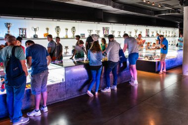 BARCELONA, İspanya - 28 Mayıs 2016: Nou Kampı 'ndaki FC Barcelona Müzesi. Müze 3,500 metrekarelik bir alanı kaplıyor ve yılda 1,2 milyon ziyaretçi çekiyor..