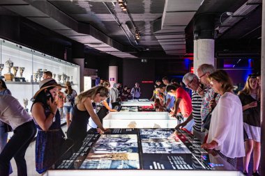 BARCELONA, İspanya - 28 Mayıs 2016: Nou Kampı 'ndaki FC Barcelona Müzesi. Müze 3,500 metrekarelik bir alanı kaplıyor ve yılda 1,2 milyon ziyaretçi çekiyor..