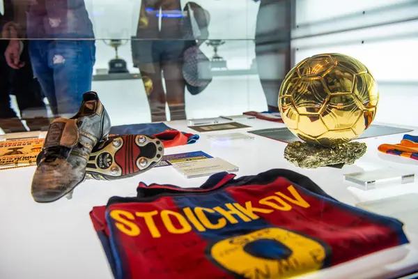 BARCELONA, İspanya - 28 Mayıs 2016: Nou Kampı 'ndaki FC Barcelona Müzesi. Müze 3,500 metrekarelik bir alanı kaplıyor ve yılda 1,2 milyon ziyaretçi çekiyor..