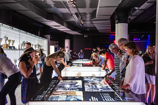 BARCELONA, İspanya - 28 Mayıs 2016: Nou Kampı 'ndaki FC Barcelona Müzesi. Müze 3,500 metrekarelik bir alanı kaplıyor ve yılda 1,2 milyon ziyaretçi çekiyor..