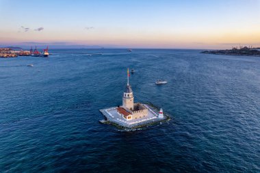 İstanbul, Türkiye 'de güzel gün batımı gökyüzü olan Maiden' s Tower. (Türkçe adı: Kiz Kulesi). İstanbul 'da renkli gün batımı gökyüzü. İHA atışı.