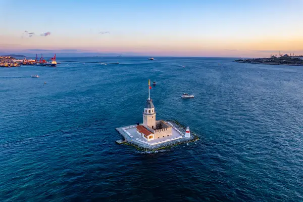 İstanbul, Türkiye 'de güzel gün batımı gökyüzü olan Maiden' s Tower. (Türkçe adı: Kiz Kulesi). İstanbul 'da renkli gün batımı gökyüzü. İHA atışı.