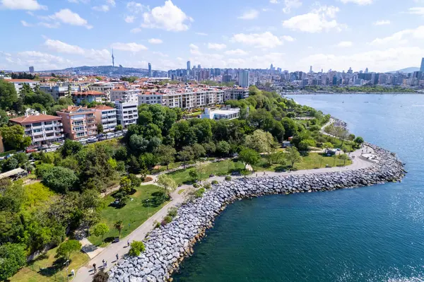 Kadıköy 'ün Moda İlçesi. İstanbul, Türkiye. İnsansız hava aracıyla güzel bir hava manzarası.