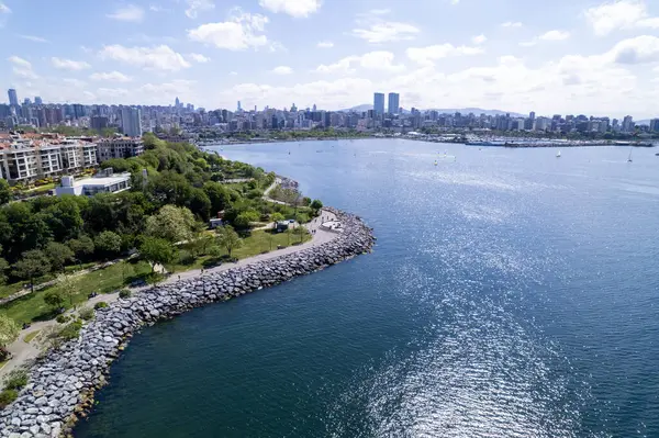 Kadıköy 'ün Moda İlçesi. İstanbul, Türkiye. İnsansız hava aracıyla güzel bir hava manzarası.