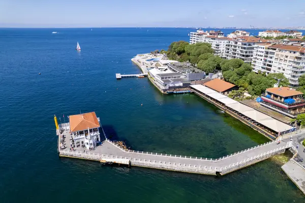 Kadıköy 'ün Moda İlçesi. İstanbul, Türkiye. İnsansız hava aracıyla güzel bir hava manzarası.