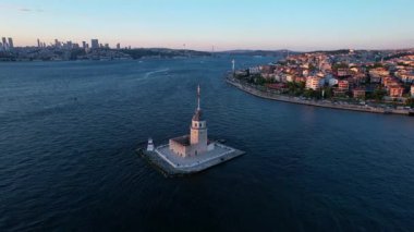 İstanbul, Türkiye 'de güzel gün batımı gökyüzü olan Maiden' s Tower. (Türkçe adı: Kiz Kulesi). İstanbul 'da renkli gün batımı gökyüzü. İHA atışı.