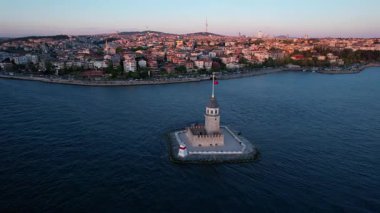 İstanbul, Türkiye 'de güzel gün batımı gökyüzü olan Maiden' s Tower. (Türkçe adı: Kiz Kulesi). İstanbul 'da renkli gün batımı gökyüzü. İHA atışı.