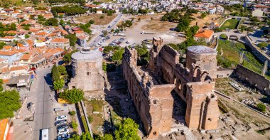 İzmir, Türkiye - 3 Mayıs 2025: Bergama 'da Kızıl Bazilika (Türkçe: İzil Avlu). İzmir, Türkiye. Kızıl Bazilika antik Pergamon şehrinde bir tapınaktır..