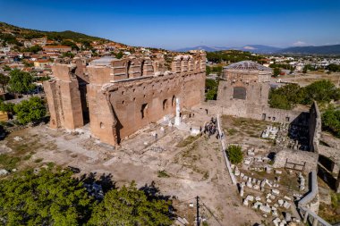 İzmir, Türkiye - 3 Mayıs 2025: Bergama 'da Kızıl Bazilika (Türkçe: İzil Avlu). İzmir, Türkiye. Kızıl Bazilika antik Pergamon şehrinde bir tapınaktır..
