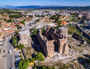 İzmir, Türkiye - 3 Mayıs 2025: Bergama 'da Kızıl Bazilika (Türkçe: İzil Avlu). İzmir, Türkiye. Kızıl Bazilika antik Pergamon şehrinde bir tapınaktır..