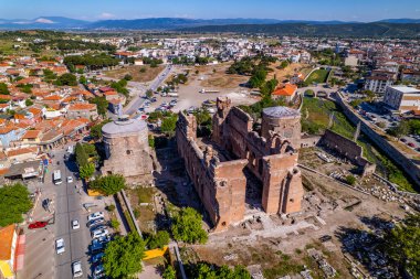 İzmir, Türkiye - 3 Mayıs 2025: Bergama 'da Kızıl Bazilika (Türkçe: İzil Avlu). İzmir, Türkiye. Kızıl Bazilika antik Pergamon şehrinde bir tapınaktır..