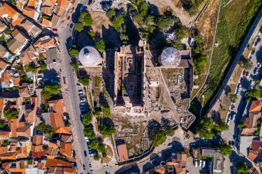 İzmir, Türkiye - 3 Mayıs 2025: Bergama 'da Kızıl Bazilika (Türkçe: İzil Avlu). İzmir, Türkiye. Kızıl Bazilika antik Pergamon şehrinde bir tapınaktır..