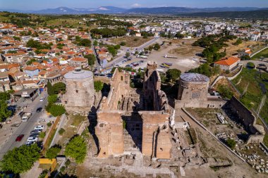 İzmir, Türkiye - 3 Mayıs 2025: Bergama 'da Kızıl Bazilika (Türkçe: İzil Avlu). İzmir, Türkiye. Kızıl Bazilika antik Pergamon şehrinde bir tapınaktır..