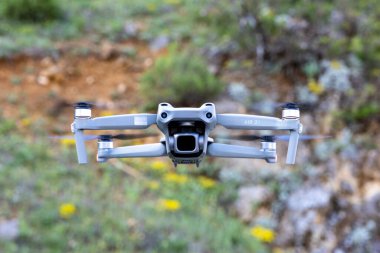 İstanbul, Türkiye, 19 Mayıs 2025: DJI Air 2S İHA yeşil arka planda uçuyor.