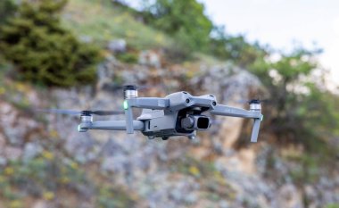 İstanbul, Türkiye, 19 Mayıs 2025: DJI Air 2S İHA yeşil arka planda uçuyor.