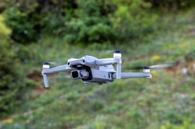 İstanbul, Türkiye, 19 Mayıs 2025: DJI Air 2S İHA yeşil arka planda uçuyor.