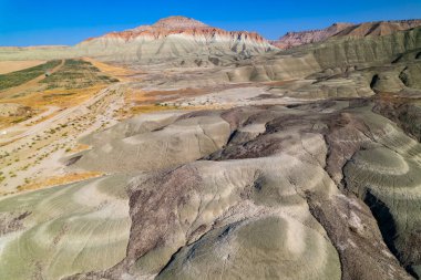 Ankara 'nın Nallihan İlçesi. Kız Tepesi Doğal Anıtı (Rainbow Hills) renkli gökkuşağı tonlarıyla jeolojik yapıdır. Nallihan Kuş Sığınağı. Nallihan 'ın hava görüntüsü.