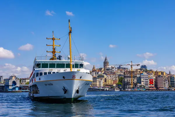 İstanbul, Türkiye - 28 Haziran 2025: İstanbul, Türkiye. Güzel İstanbul boğaz manzarası.