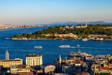 İstanbul, Türkiye - 5 Temmuz 2025: Galata Kulesi 'nden İstanbul Boğazı panoramik manzarası. Karaköy, Eminonu ve Boğaz 'la güzel bir manzara. İstanbul, Türkiye.