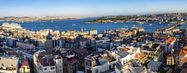 İstanbul, Türkiye - 5 Temmuz 2025: Galata Kulesi 'nden İstanbul Boğazı panoramik manzarası. Karaköy, Eminonu ve Boğaz 'la güzel bir manzara. İstanbul, Türkiye.