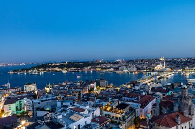 İstanbul, Türkiye - 5 Temmuz 2025: Galata Kulesi 'nden İstanbul Boğazı panoramik manzarası. Karaköy, Eminonu ve Boğaz 'la güzel bir manzara. İstanbul, Türkiye.