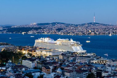 İstanbul, Türkiye - 5 Temmuz 2025: Gezi gemisi Galataport 'a demir attı. Boğaz 'daki yolcu gemisi. İstanbul, Türkiye.