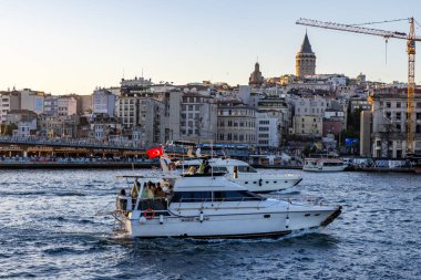 İstanbul, Türkiye - 4 Temmuz 2025: İstanbul, Türkiye 'de Karaköy Bölgesi' nin güzel manzarası.