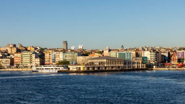 İstanbul, Türkiye - 4 Temmuz 2025: İstanbul, Türkiye 'de Kadıköy' ün güzel manzarası. Mavi gökyüzü ile Kadikoy.