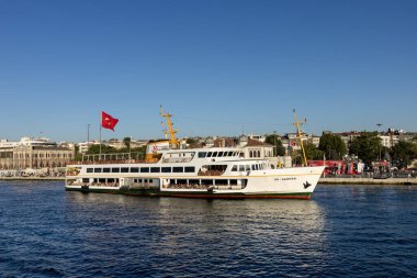 İstanbul, Türkiye - 4 Temmuz 2025: İstanbul, Türkiye 'de Kadıköy' ün güzel manzarası. Mavi gökyüzü ile Kadikoy.