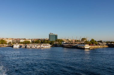 İstanbul, Türkiye - 4 Temmuz 2025: İstanbul, Türkiye 'de Kadıköy' ün güzel manzarası. Mavi gökyüzü ile Kadikoy.