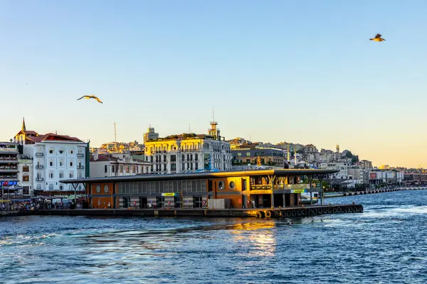 İstanbul, Türkiye - 4 Temmuz 2025: İstanbul, Türkiye 'de Karaköy Bölgesi' nin güzel manzarası.