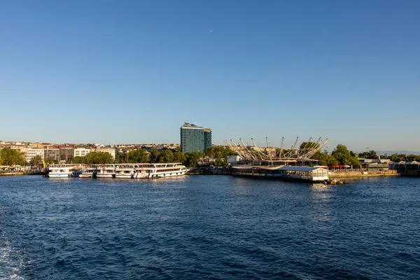 İstanbul, Türkiye - 4 Temmuz 2025: İstanbul, Türkiye 'de Kadıköy' ün güzel manzarası. Mavi gökyüzü ile Kadikoy.