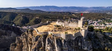 Boyabat Bölgesindeki Boyabat Kalesi. Sinop, Türkiye. Boyabat Kalesi 'nin havadan görüntüsü. İHA atışı.