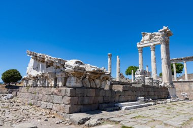 İzmir, Türkiye - 3 Mayıs 2025: Bergama 'da Pergamon Akropolu (Bergama Akropolu). İzmir, Türkiye. Pergamon Antik Şehri. İnsansız hava aracı ile hava saldırısı.