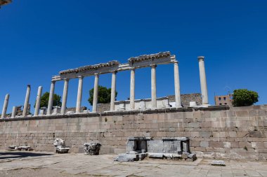 İzmir, Türkiye - 3 Mayıs 2025: Bergama 'da Pergamon Akropolu (Bergama Akropolu). İzmir, Türkiye. Pergamon Antik Şehri. İnsansız hava aracı ile hava saldırısı.