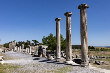 İzmir, Türkiye - 3 Mayıs 2025: Bergama Asklepion Arkeoloji Bölgesi. İzmir, Türkiye. Asklepion antik Yunanistan 'daki tapınağı iyileştiriyor.