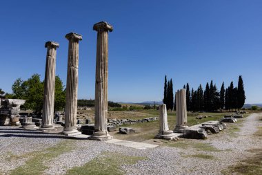 İzmir, Türkiye - 3 Mayıs 2025: Bergama Asklepion Arkeoloji Bölgesi. İzmir, Türkiye. Asklepion antik Yunanistan 'daki tapınağı iyileştiriyor.