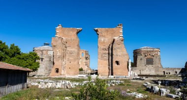 İzmir, Türkiye - 3 Mayıs 2025: Bergama 'da Kızıl Bazilika (Türkçe: İzil Avlu). İzmir, Türkiye. Kızıl Bazilika antik Pergamon şehrinde bir tapınaktır..