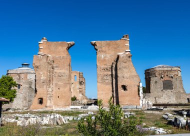 İzmir, Türkiye - 3 Mayıs 2025: Bergama 'da Kızıl Bazilika (Türkçe: İzil Avlu). İzmir, Türkiye. Kızıl Bazilika antik Pergamon şehrinde bir tapınaktır..