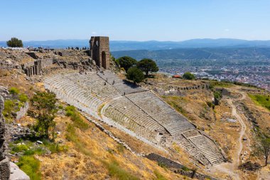 İzmir, Türkiye - 3 Mayıs 2025: Bergama 'da Pergamon Akropolu (Bergama Akropolu). İzmir, Türkiye. Pergamon Antik Şehir. 