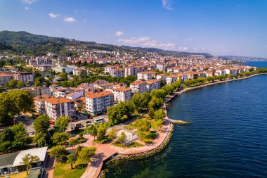 Karamursel, Kocaeli, Türkiye. Karamursel, Kocaeli ilinin bir ilçesidir. İnsansız hava aracı ile hava görüntüsü.