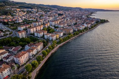 Karamursel, Kocaeli, Türkiye. Karamursel, Kocaeli ilinin bir ilçesidir. İnsansız hava aracı ile hava görüntüsü.
