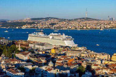 İstanbul, Türkiye - 5 Temmuz 2025: Galata Kulesi 'nden İstanbul Boğazı panoramik manzarası. Karaköy, Eminonu ve Boğaz 'la güzel bir manzara. İstanbul, Türkiye.