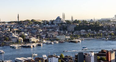 İstanbul, Türkiye - 5 Temmuz 2025: Galata Kulesi 'nden İstanbul Boğazı panoramik manzarası. Karaköy, Eminonu ve Boğaz 'la güzel bir manzara. İstanbul, Türkiye.