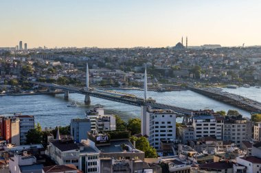 İstanbul, Türkiye - 5 Temmuz 2025: Galata Kulesi 'nden İstanbul Boğazı panoramik manzarası. Karaköy, Eminonu ve Boğaz 'la güzel bir manzara. İstanbul, Türkiye.