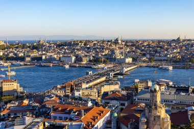 İstanbul, Türkiye - 5 Temmuz 2025: Galata Kulesi 'nden İstanbul Boğazı panoramik manzarası. Karaköy, Eminonu ve Boğaz 'la güzel bir manzara. İstanbul, Türkiye.
