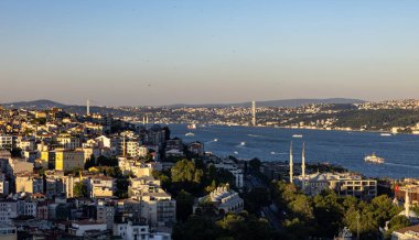İstanbul, Türkiye - 5 Temmuz 2025: Galata Kulesi 'nden İstanbul Boğazı panoramik manzarası. Karaköy, Eminonu ve Boğaz 'la güzel bir manzara. İstanbul, Türkiye.