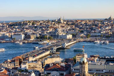 İstanbul, Türkiye - 5 Temmuz 2025: Galata Kulesi 'nden İstanbul Boğazı panoramik manzarası. Karaköy, Eminonu ve Boğaz 'la güzel bir manzara. İstanbul, Türkiye.